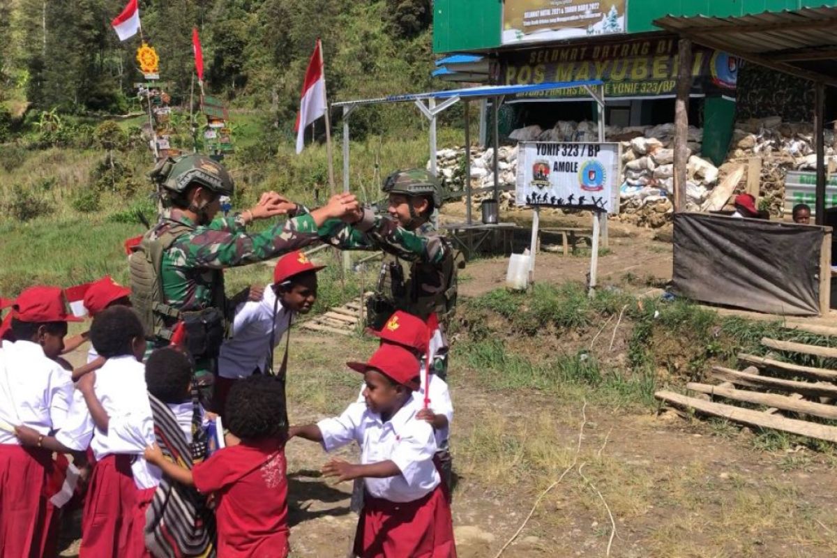 Satgas Yonif 323 peringati HAN bersama anak di Ilaga Utara