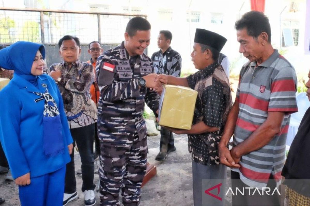 Lanal Dumai dan Pemkab Meranti serahkan 150 paket sembako di Tebingtinggi Barat