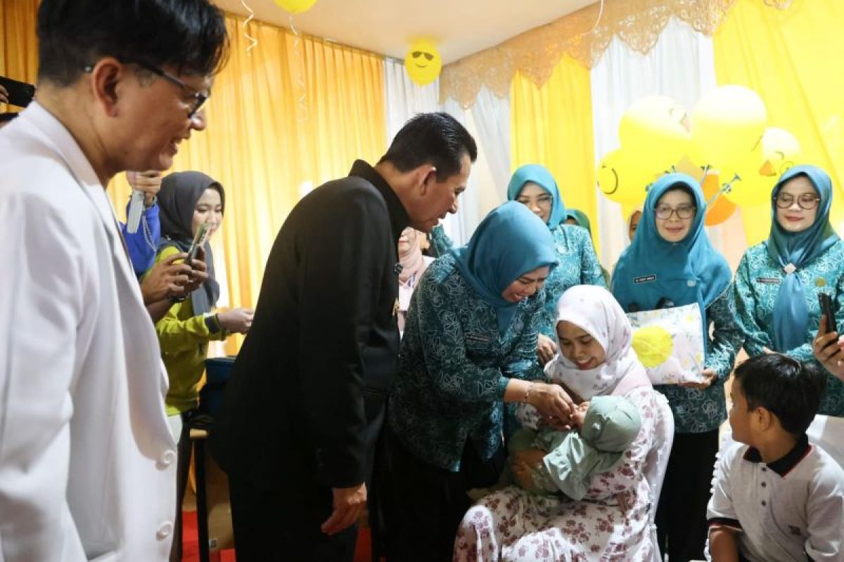 Gubernur Ansar tekankan cakupan imunisasi polio minimal 95 persen