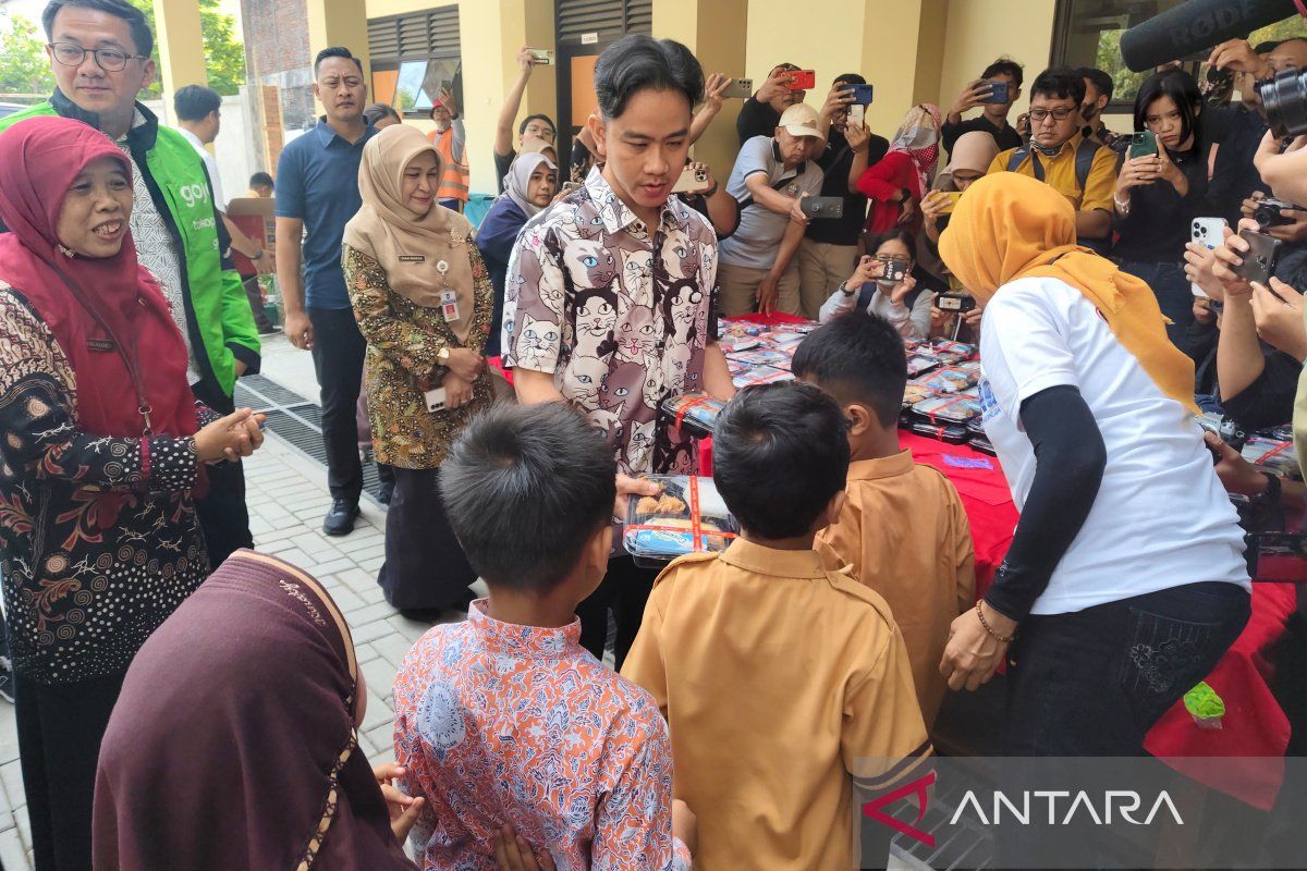 Wapres terpilih Gibran Rakabuming Raka meninjau uji coba makan bergizi gratis di Solo