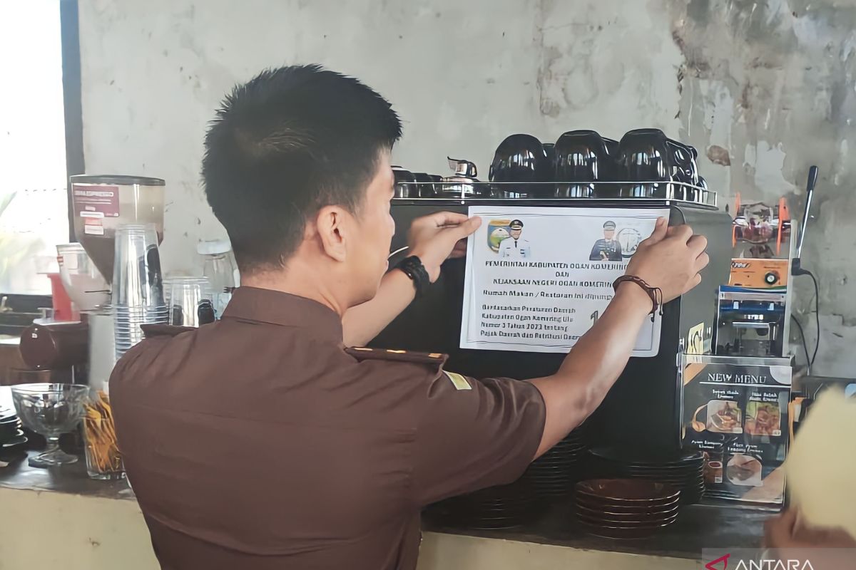 Pemkab dan Kejari OKU pasang  stiker wajib pajak di restoran