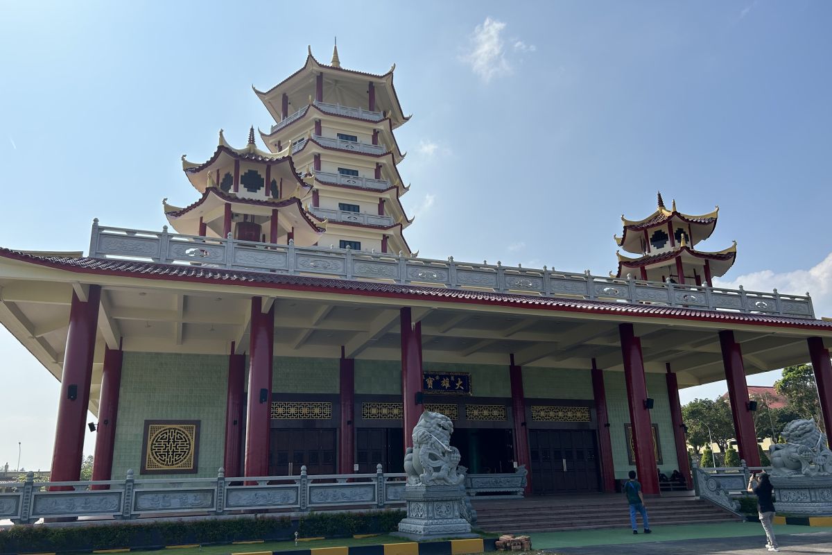 Sepotong cerita keberagaman dari  pagoda tertinggi di Indonesia