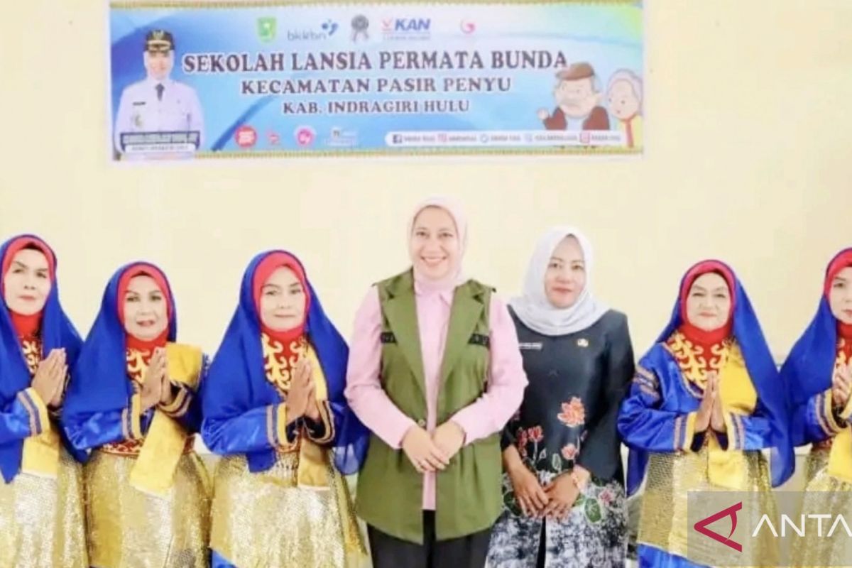 Bupati Inhu buka sekolah lansia pertama di Air Molek