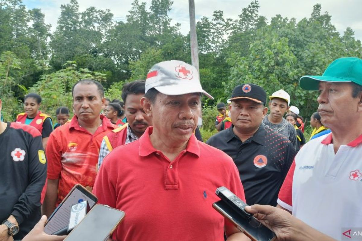 PMI Kota Jayapura menanam 300 bibit mangrove di kawasan Teluk Youtefa