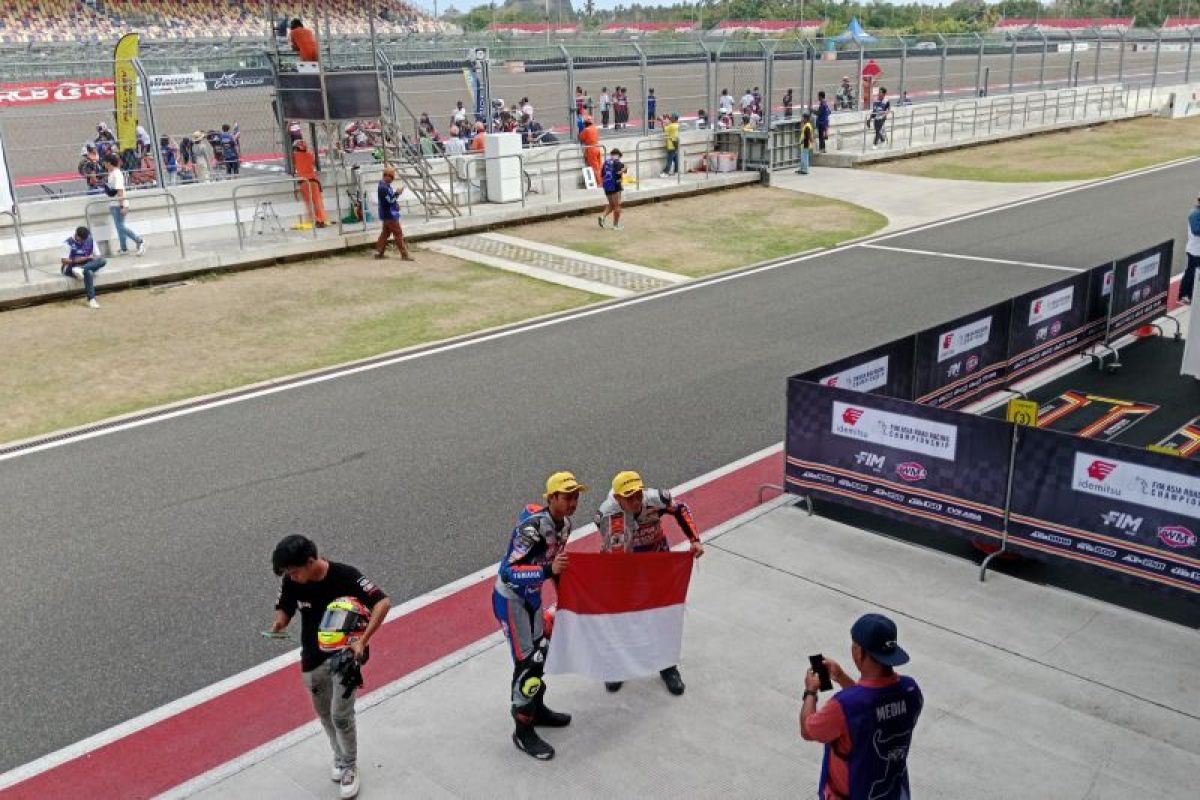 Dua pembalap Indonesia naik podium ARRC UB150 di Sirkuit Mandalika