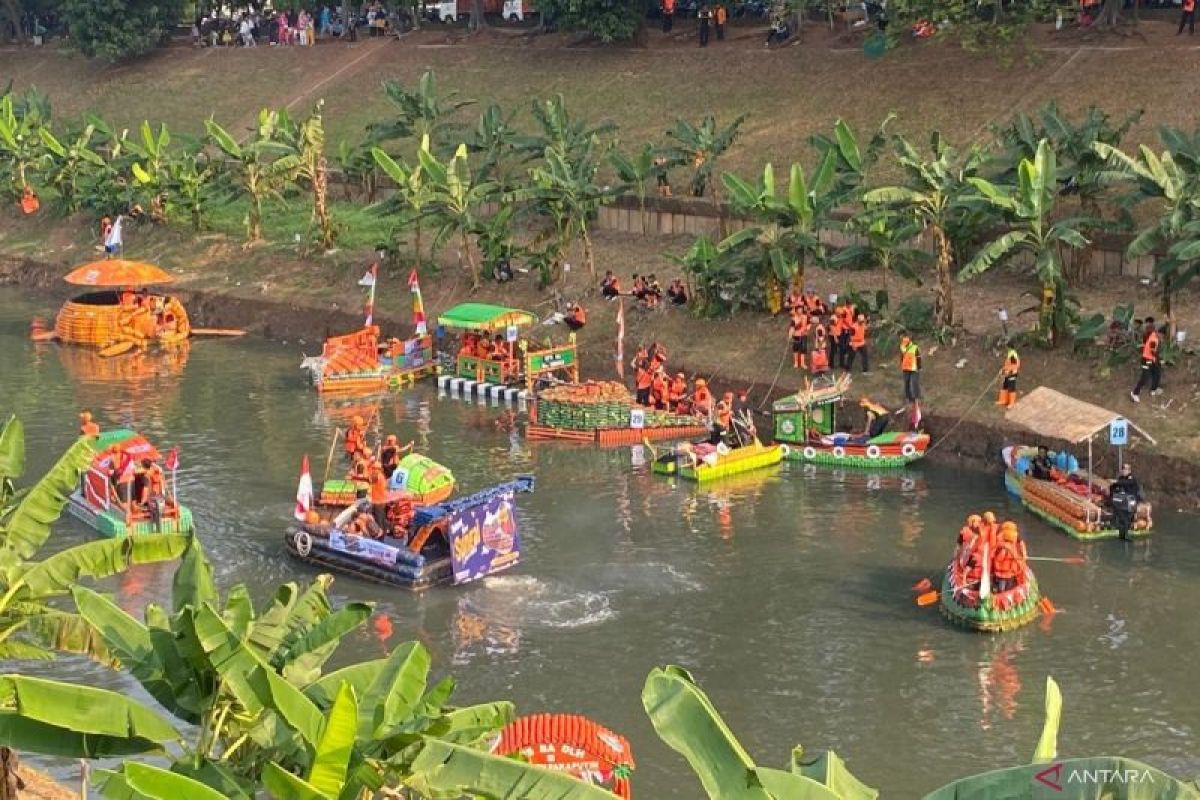 DLH DKI manfaatkan botol plastik bekas jadi perahu untuk sambut Hari Sungai