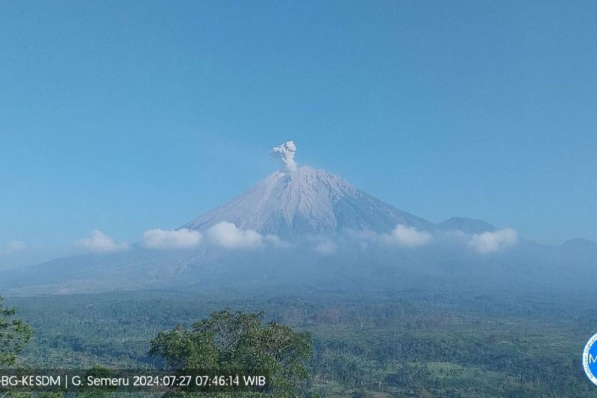 Penduduk diminta waspada, Gunung Semeru erupsi tinggi