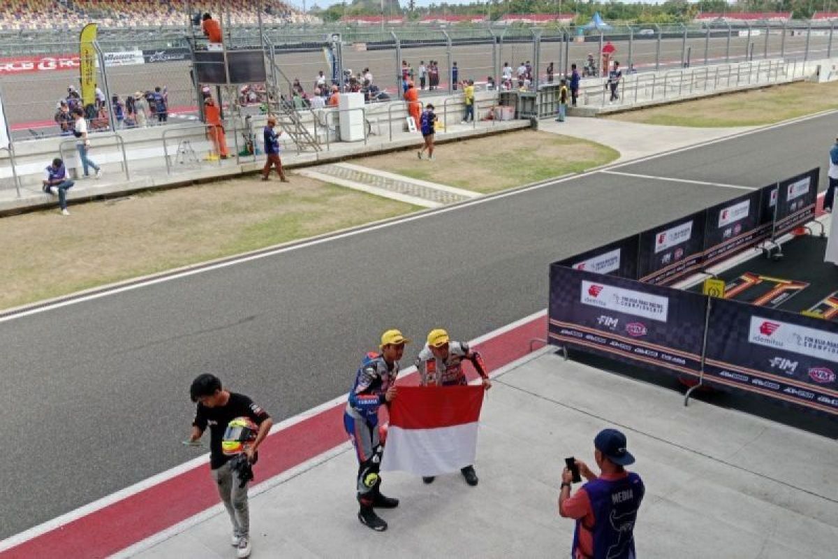 Dua pembalap Indonesia berhasil raih podium ARRC UB150 di Sirkuit Mandalika