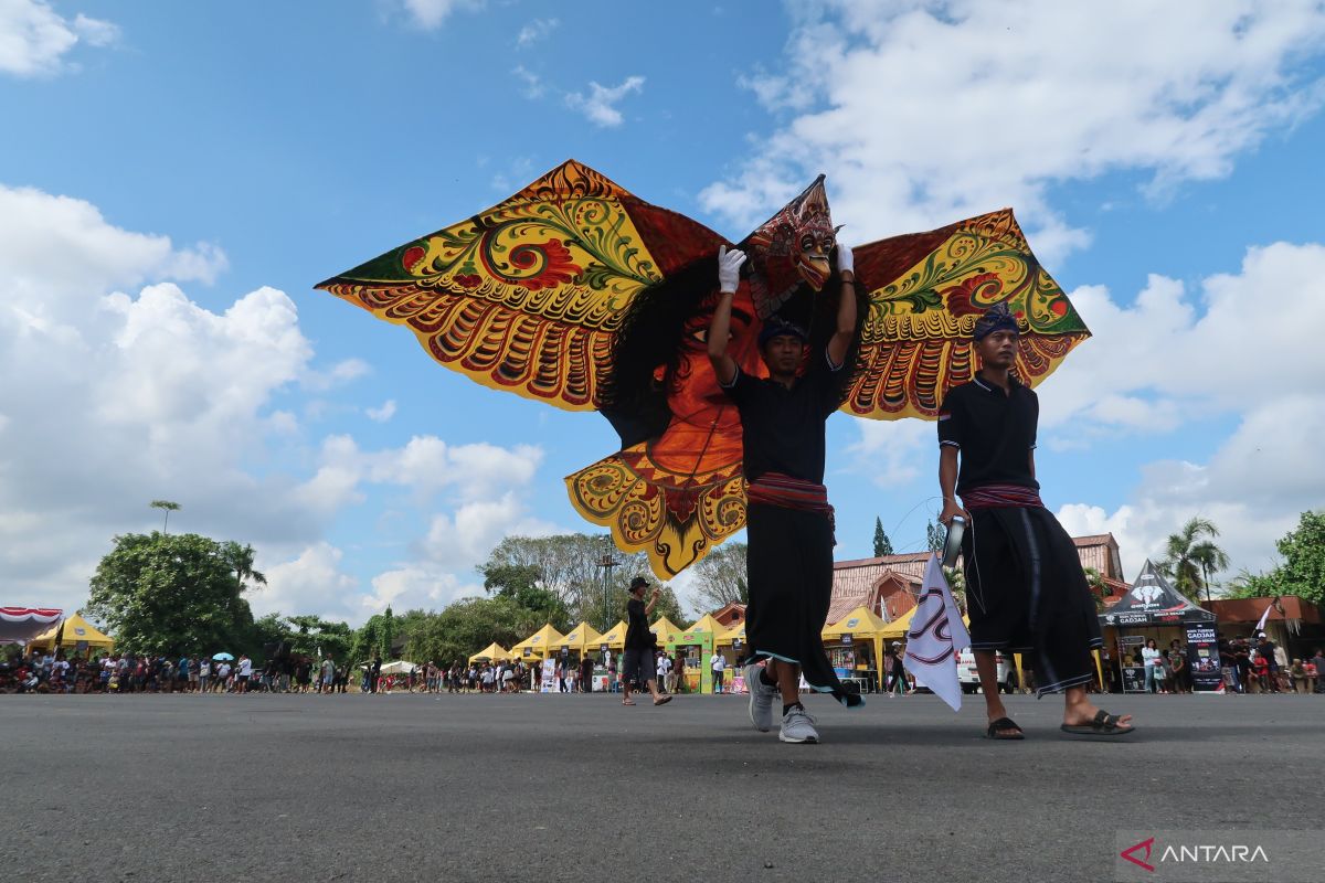 Festival layang-layang menghiasi langit Kota Mataram