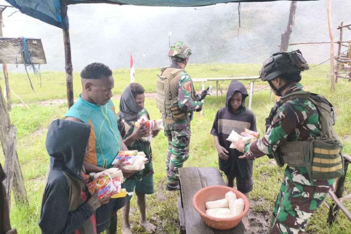 Satgas Yonif 432 bagikan bahan makanan ke warga Kabupaten Nduga