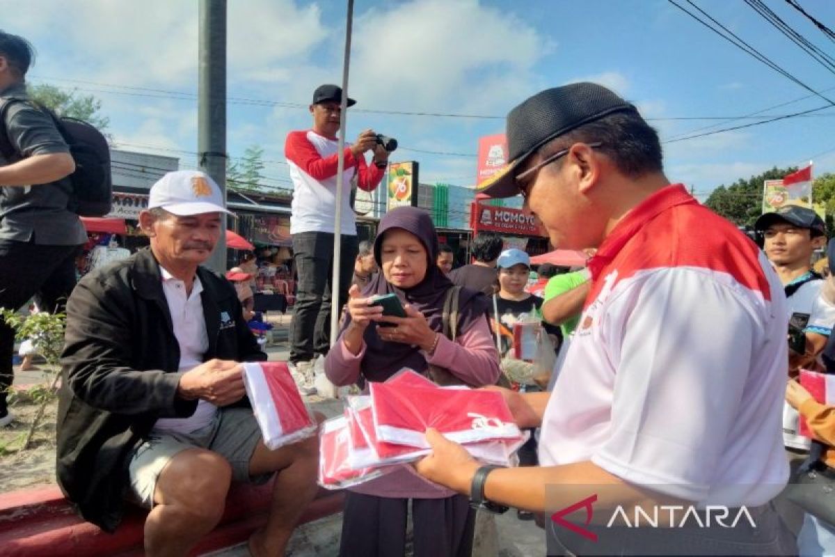 Pemkab Kobar bagikan 10 ribu bendera Merah Putih