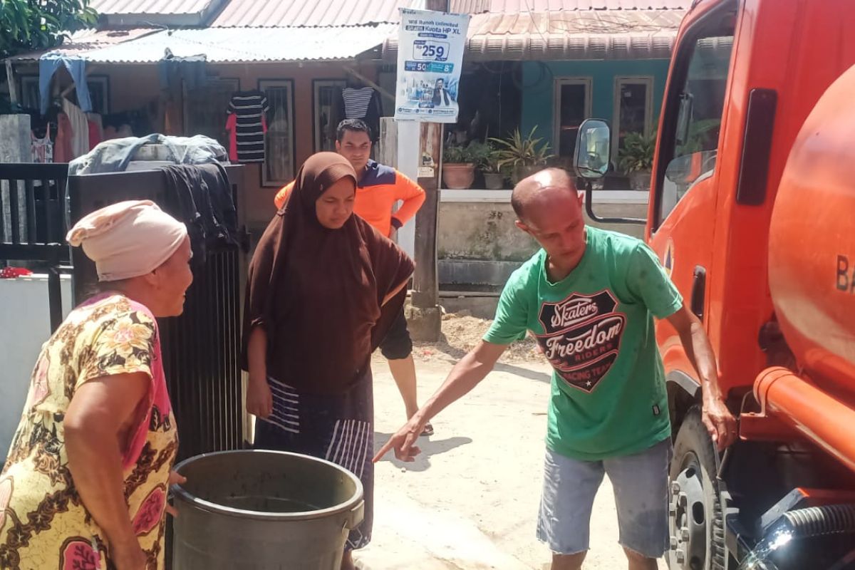 BPBD Padang salurkan air bagi ratusan warga terdampak kekeringan