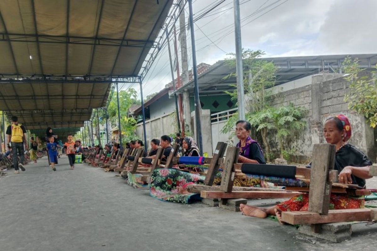 Melestarikan tradisi menenun di Lombok lewat Festival Begawe Jelo Nyesek