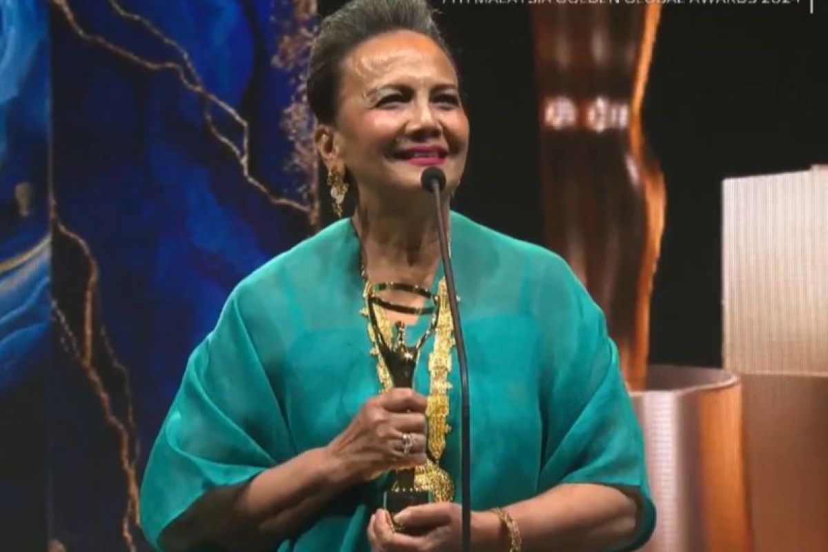 Artis senior Christine Hakim terima Lifetime Achievement Award di MGGA 2024