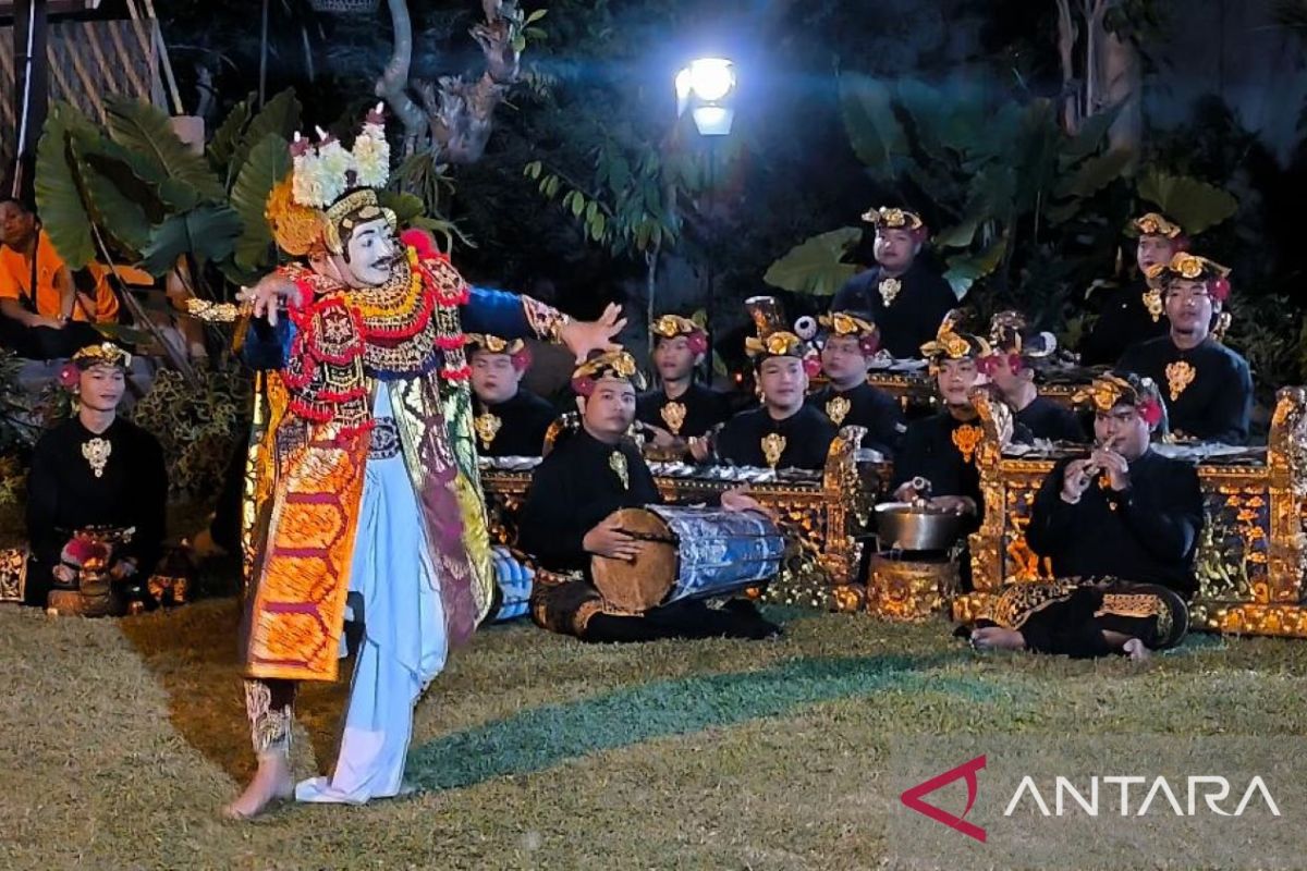 Maestro seni Prof Bandem menari topeng di FSN