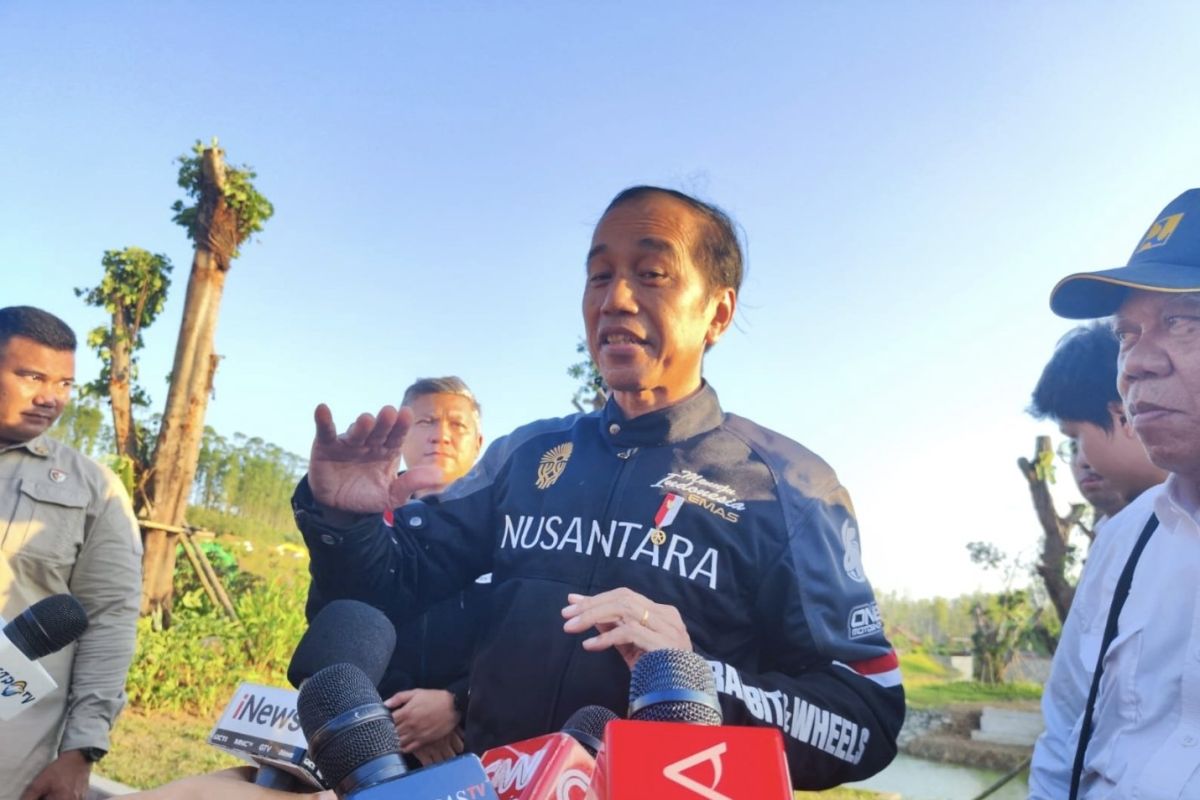 Jokowi bersepeda motor jajal sensasi kontur Jalan Tol IKN