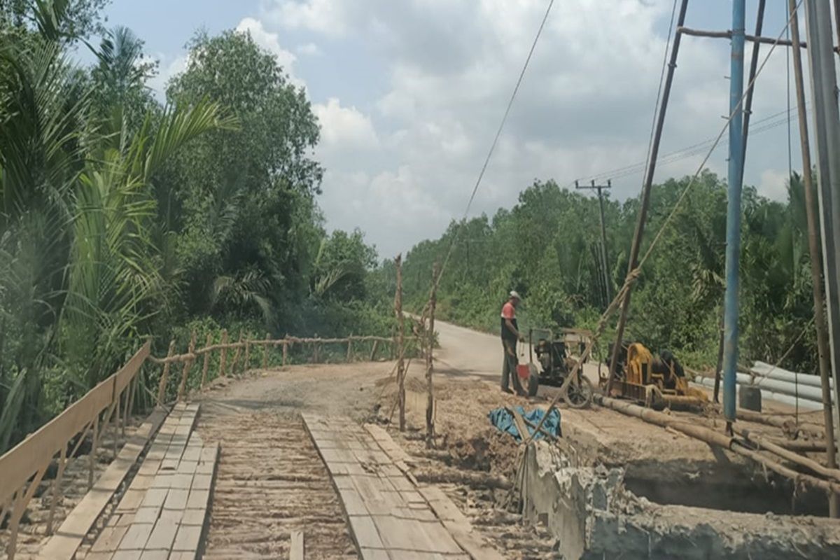 Perbaikan jembatan menuju pelabuhan nelayan Sungsang Banyuasin