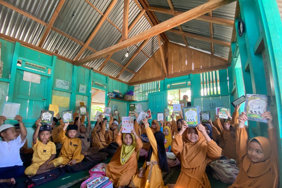 Dompet Dhuafa Lampung salurkan ratusan Al Quran di ujung barat Lampung