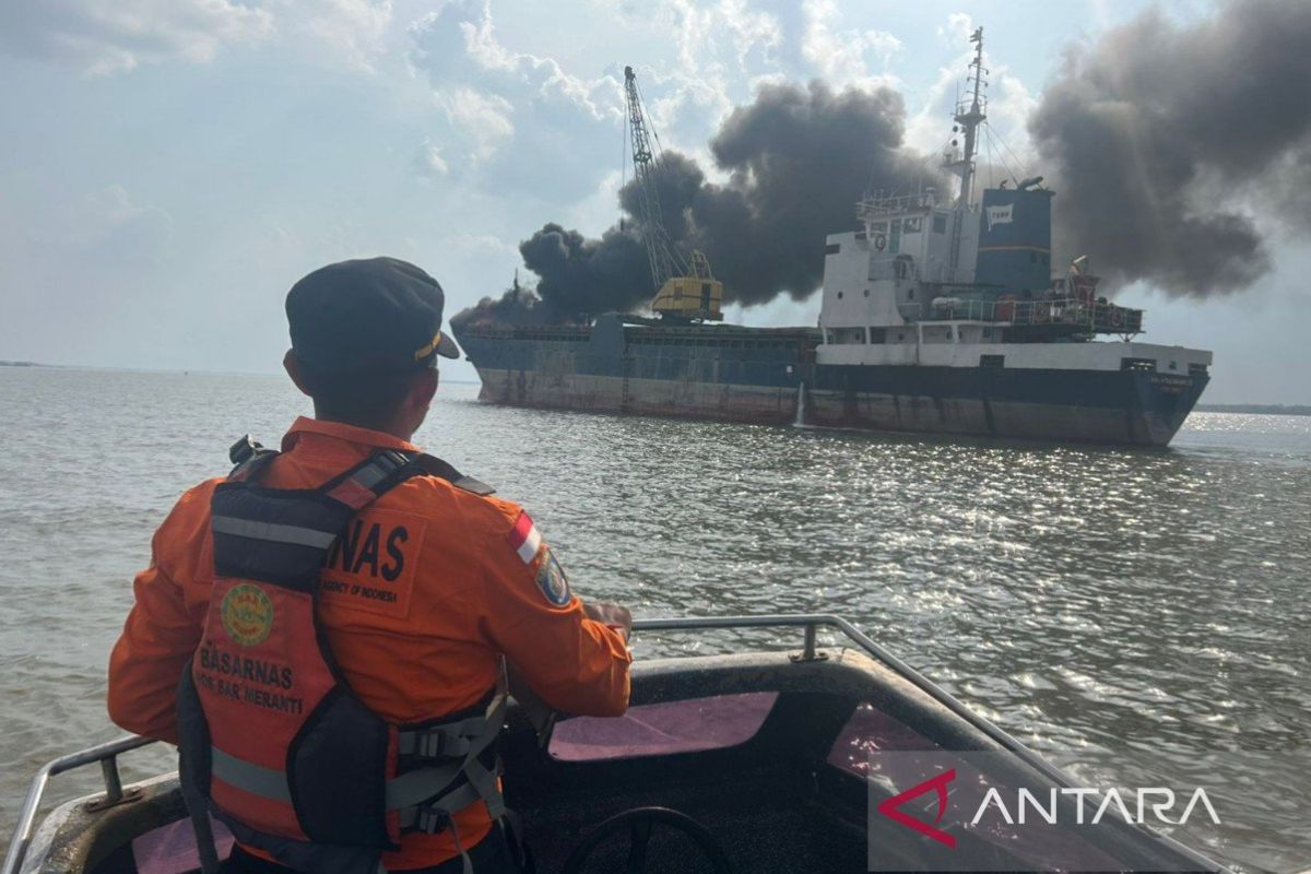 Kapal kargo di perairan Meranti terbakar usai bongkar muat tepung sagu