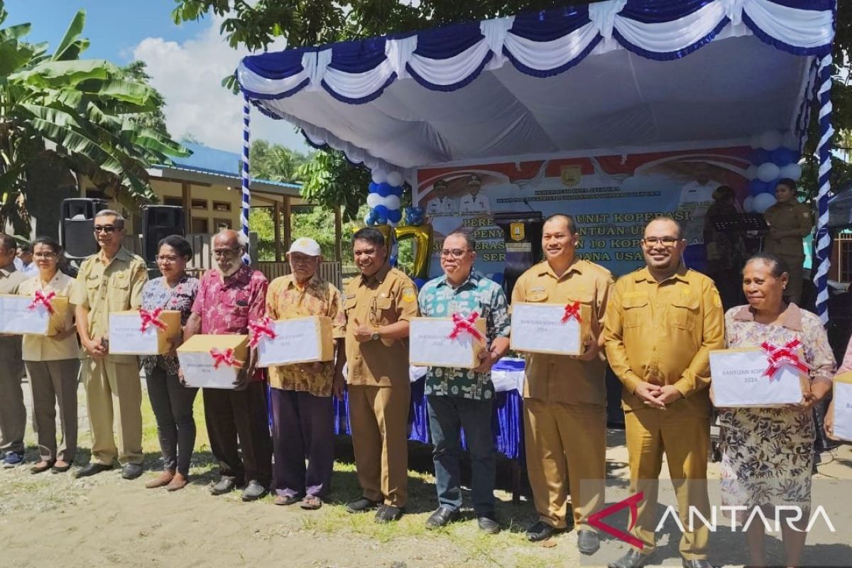 Pemkot Jayapura serahkan bantuan 40 pelaku usaha koperasi