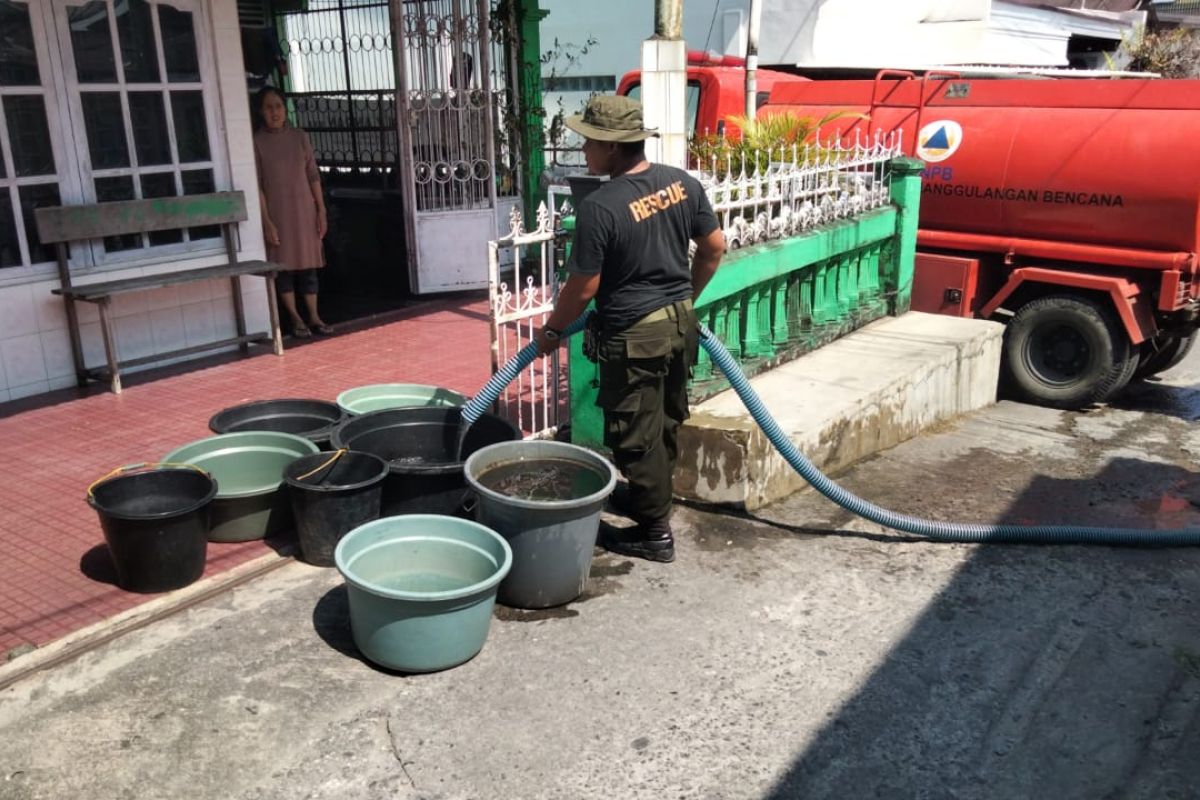 BPBD Padang salurkan air bersih bagi ratusan warga di Padang Besi