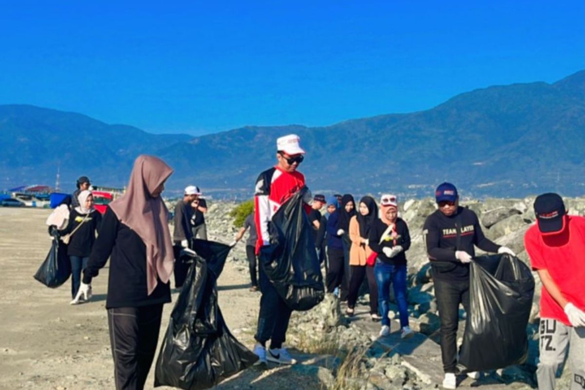 Green kalcer, aksi bersih pantai Honda bersama Jurnalis