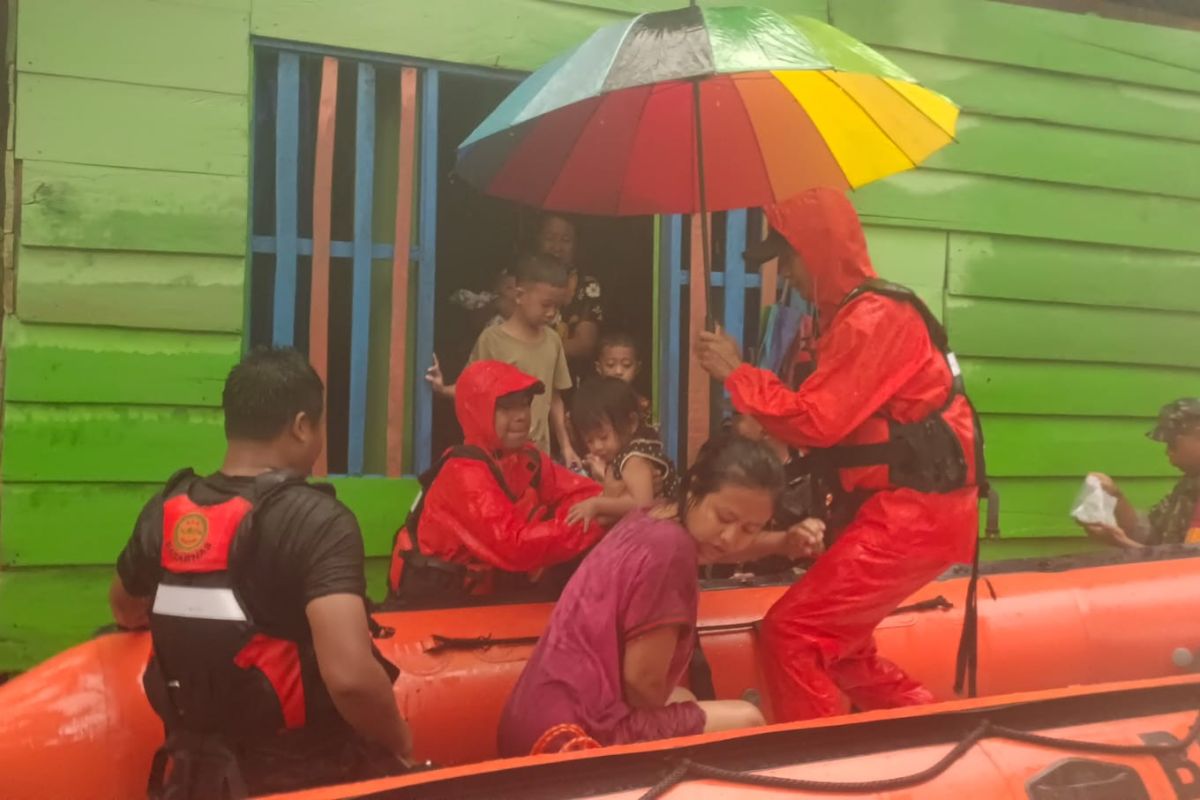 Tim SAR Gabungan evakuasi warga terdampak banjir di Konut