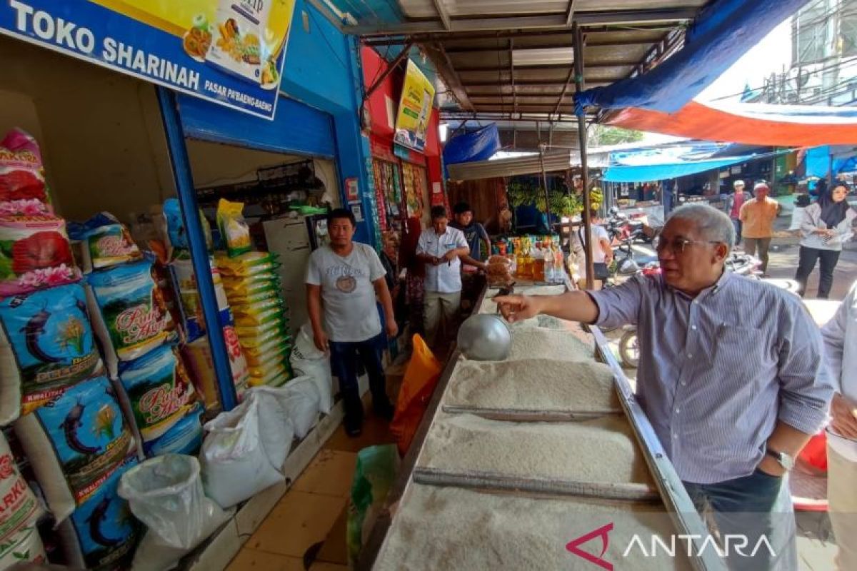 Dirut Bulog tinjau pasar pastikan stok dan harga beras di Makassar