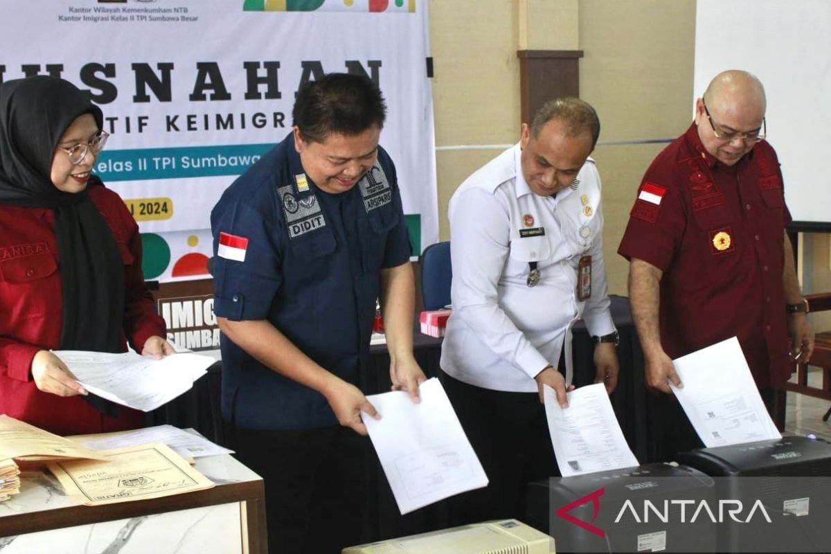 Imigrasi Sumbawa musnahkan 4.342 fisik arsip DPRI 2020