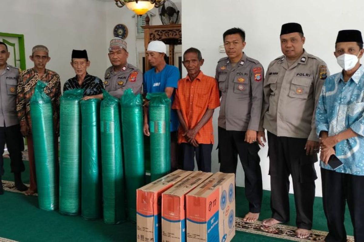 Polda Sulteng berikan bantuan sarana ibadah dua masjid di Sigi