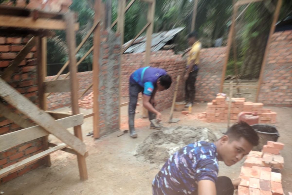 Satgas TMMD Kodim Kampar sempat kekurangan material saat renovasi rumah warga