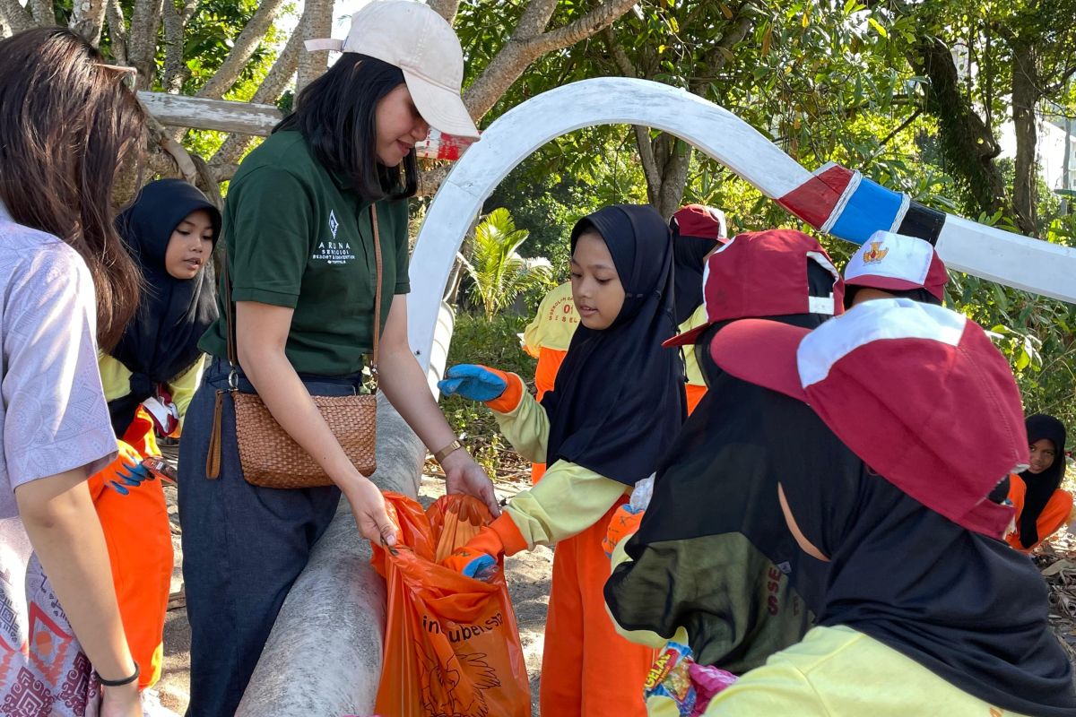 Kampanyekan bersih pantai, Aruna Senggigi kolaborasi dengan I-BUK-I dan SDN 1 Sesela