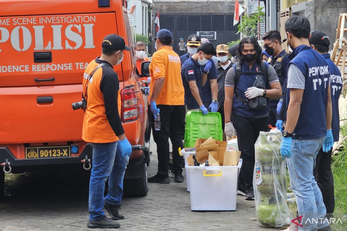 Densus temukan bahan peledak saat geledah rumah terduga teroris di Kota Batu, Jatim