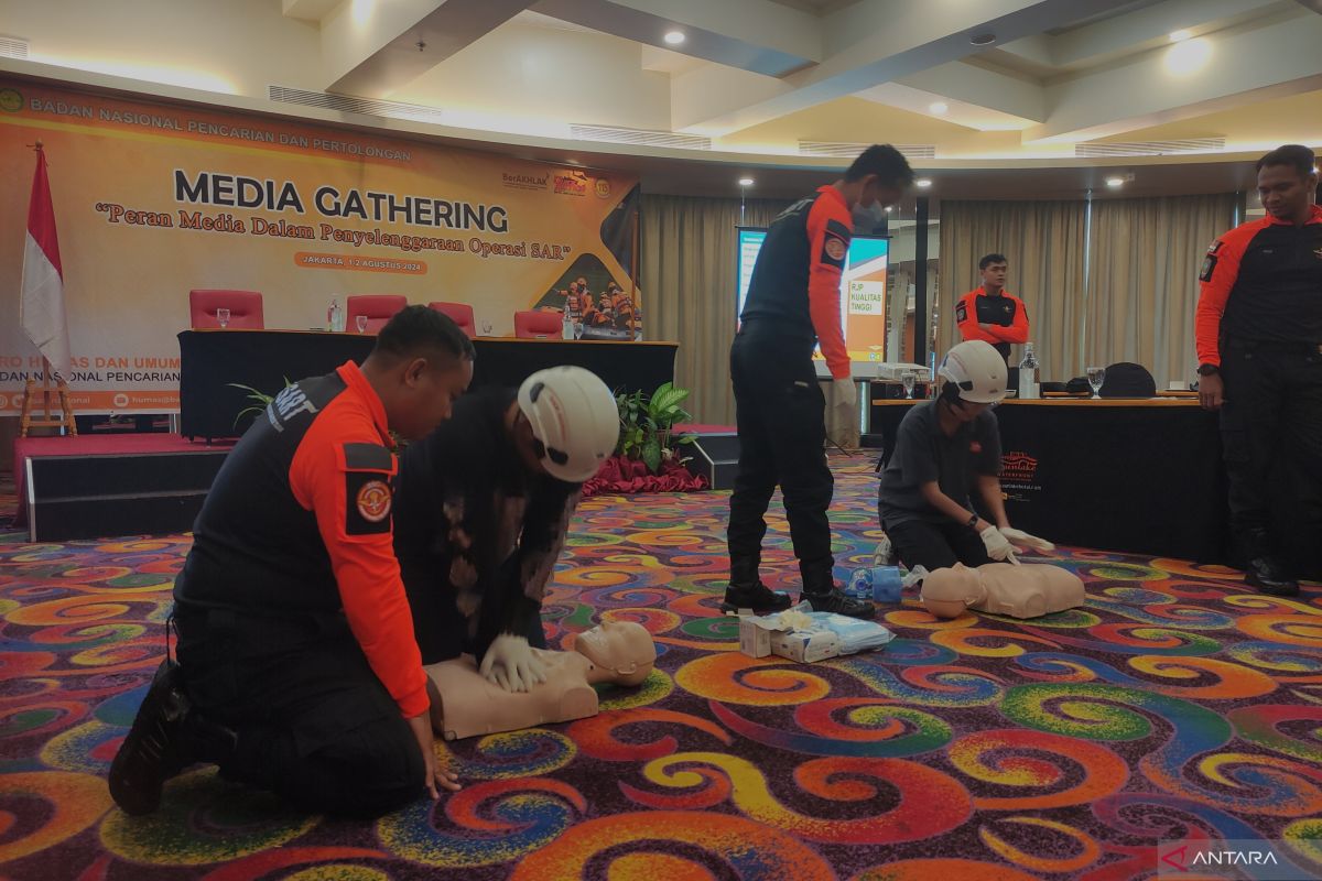 Basarnas latih jurnalis kemampuan water rescue