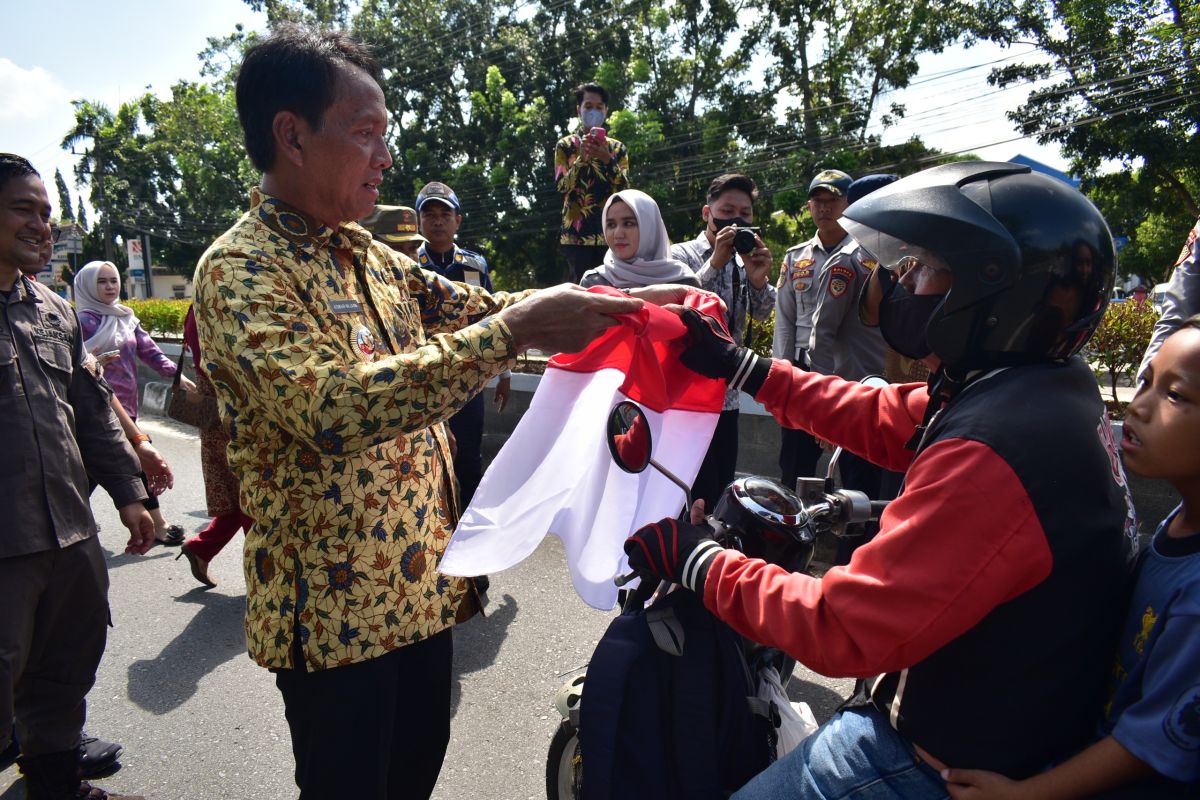 Pemkab OKI bagikan 1.500 bendera merah putih