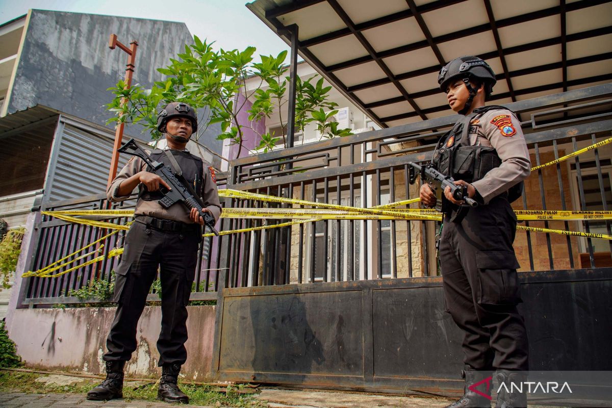 Densus geledah rumah terduga teroris di Kota Batu Jawa Timur