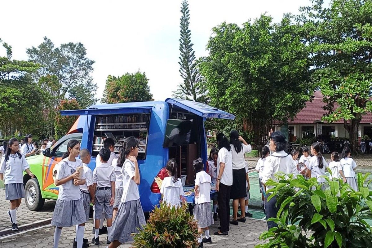 Kadisarpustaka Kapuas: Perpustakaan keliling beri anak akses bacaan berkualitas