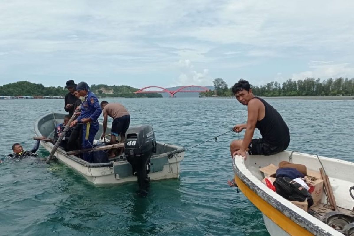 Ditpolair Polda Papua bantu PT AMJ pasang pipa bawah laut ke Enggros