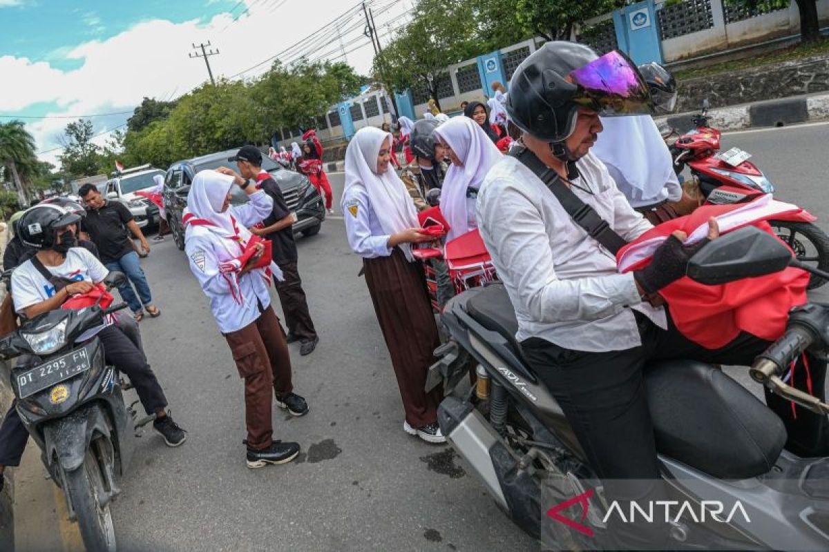 Dikbud Sultra bagikan 17.000 bendera Merah Putih sambut HUT RI