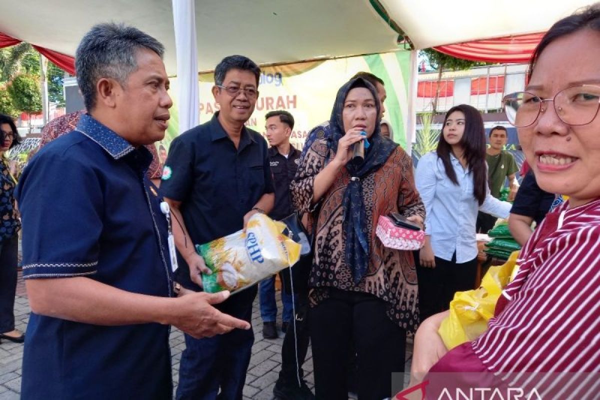 Bulog-Kejati lakukan pasar murah stabilkan harga kebutuhan pokok