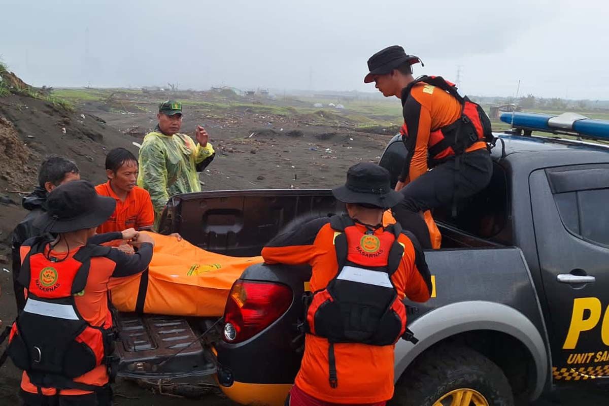 Basarnas evakuasi tiga nelayan korban kecelakaan perahu di Cilacap, dua selamat