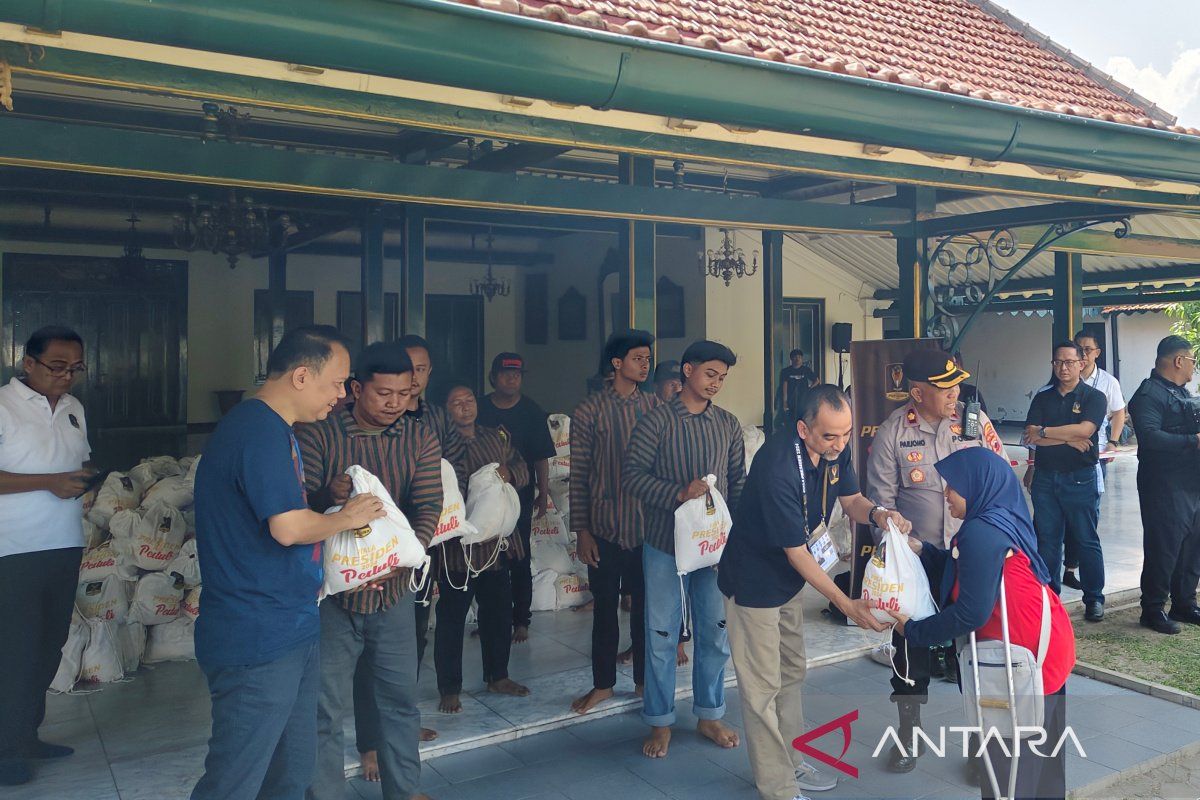 Panitia Piala Presiden bagikan ribuan paket sembako ke masyarakat Solo