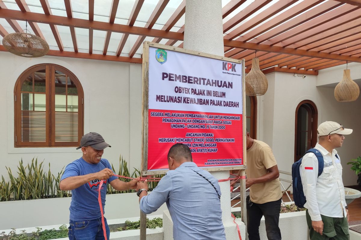 Pemkab Mabar dan KPK pasang plang di hotel tak bayar pajak daerah