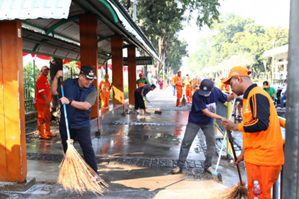 Personel gabungan bersihkan sekitar Monas