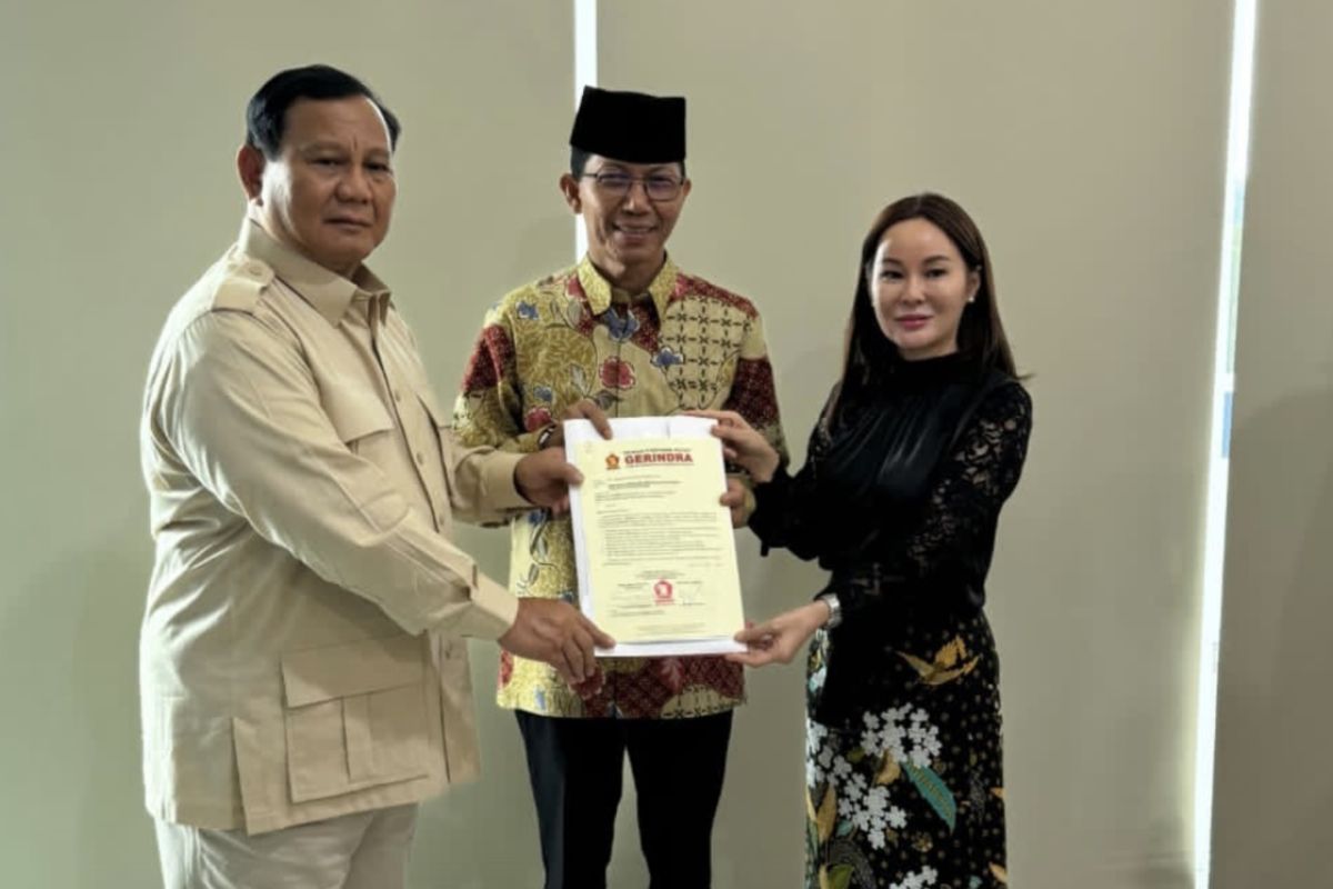 Pilkada Batam, Prabowo serahkan surat rekomendasi kepada Amsakar-Li Claudia