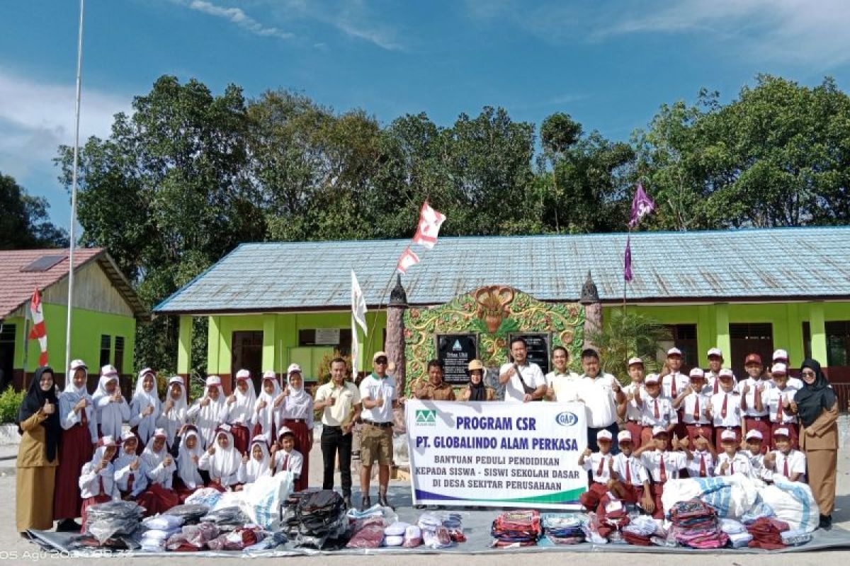 Peduli pendidikan, PT Globalindo Alam Perkasa berikan 228 paket seragam sekolah untuk murid di Dusun Rongkang