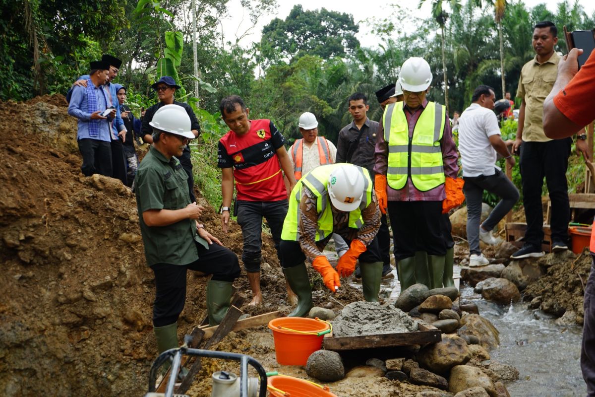 Bupati Agam buka jalan baru dan resmikan pembangunan jembatan