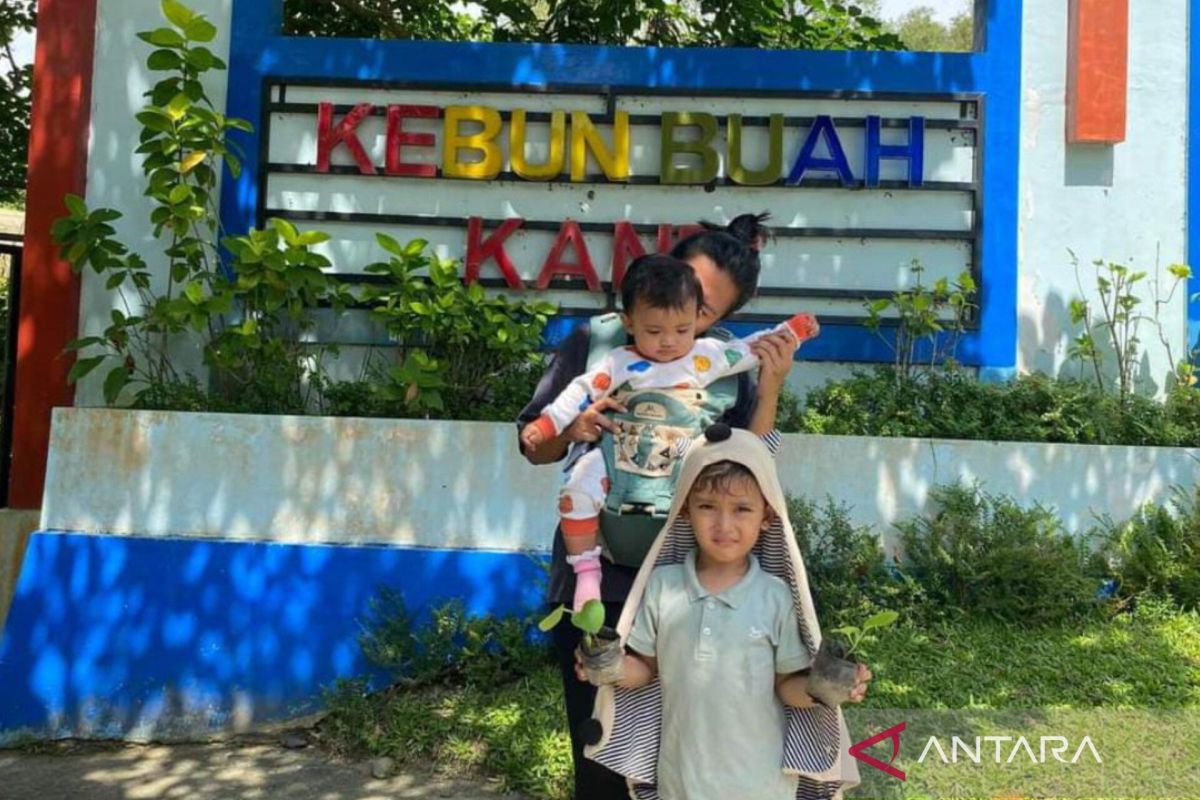 Kebun Buah Kandi Sawahlunto beri bibit gratis untuk pengunjung anak-anak