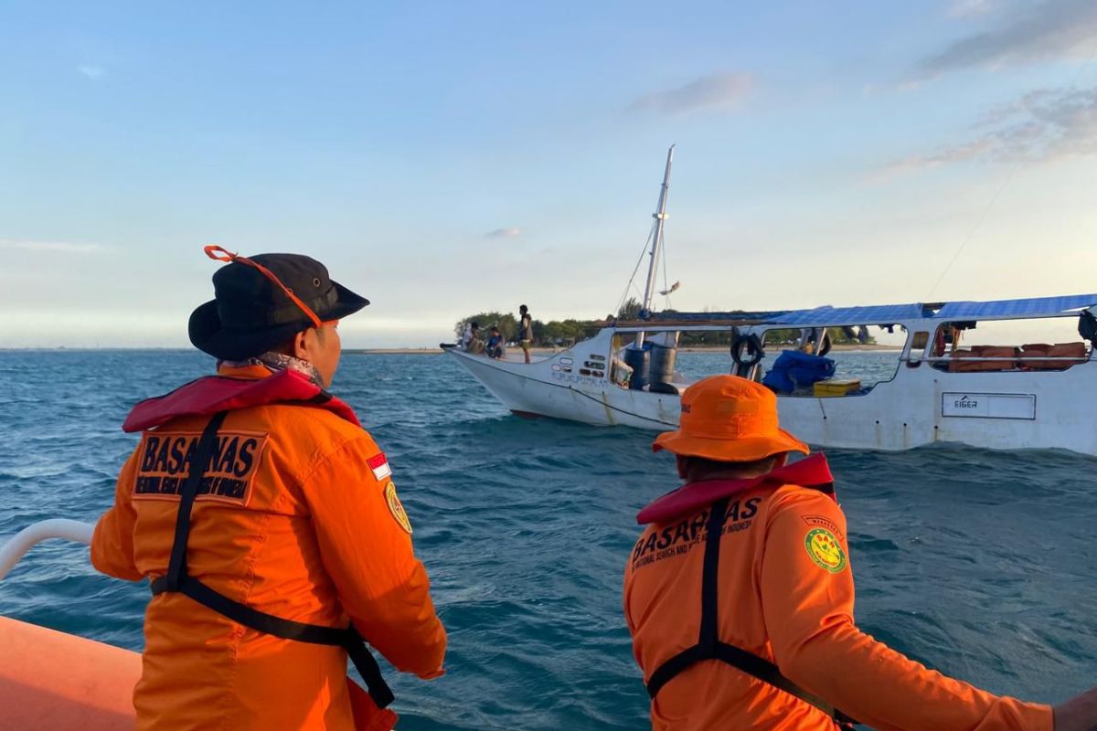 Basarnas selamatkan 31 penumpang perahu Jolloro terbalik di Takalar