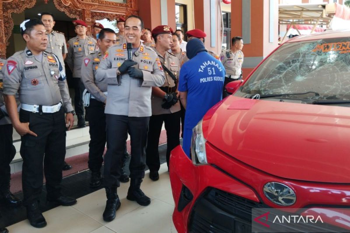 Sopir  jadi tersangka gegara saat kabur tak peduli polisi di kap mobil